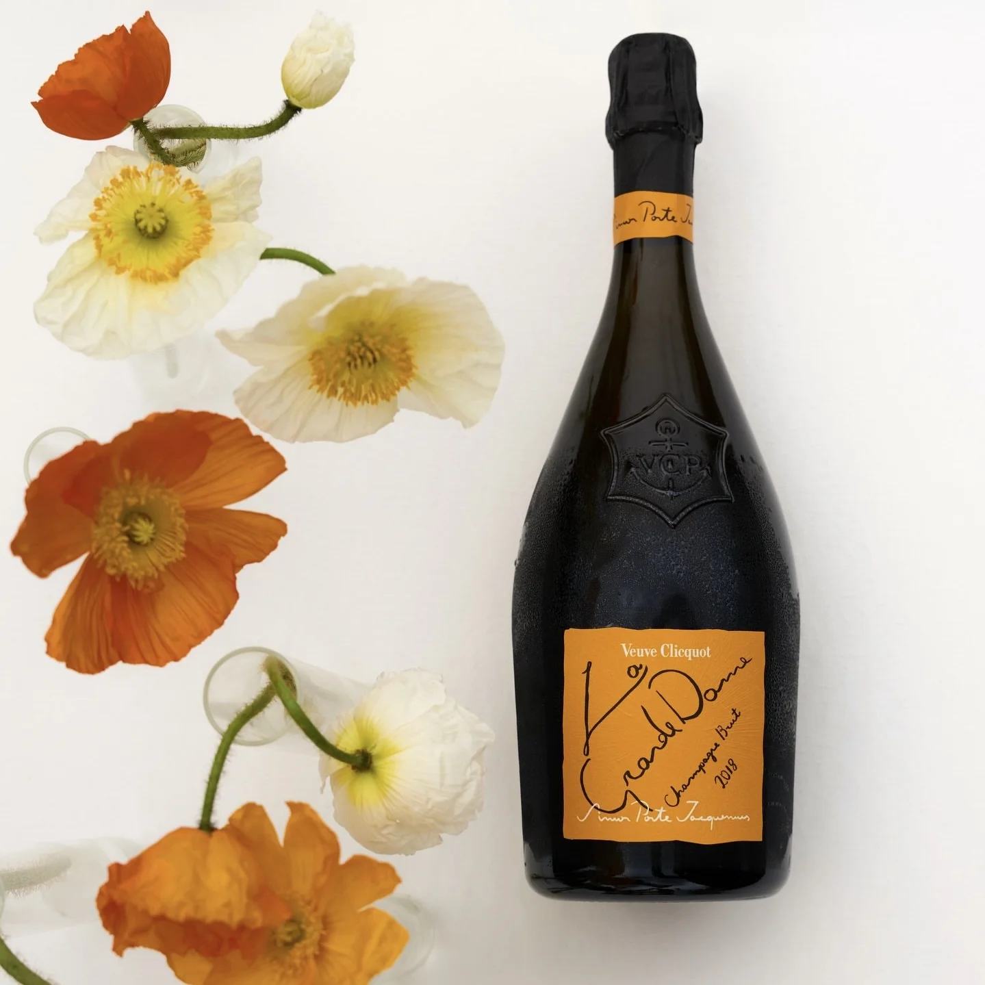 Jacquemus создали поп-ап совместно с брендом шампанского!