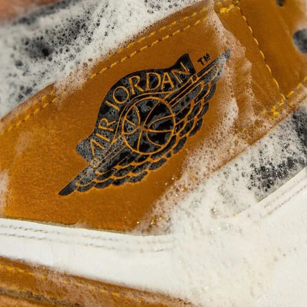 Как стирать кроссовки: вручную или в стиральной машине?